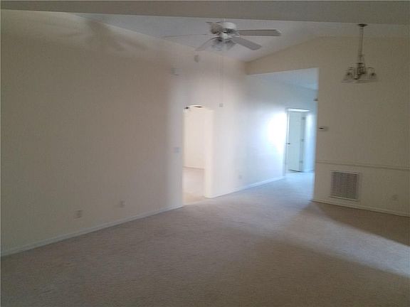 5th image of 1017 E 13th Sq