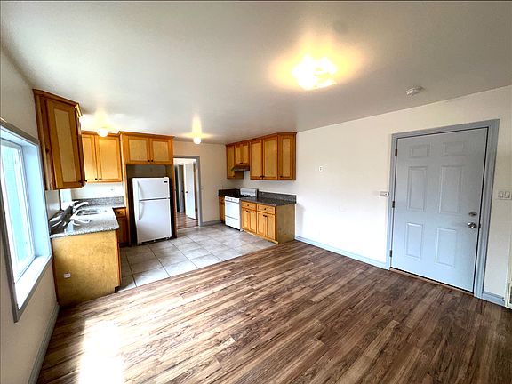 2nd image of 424 3/4 W 108th St #C
