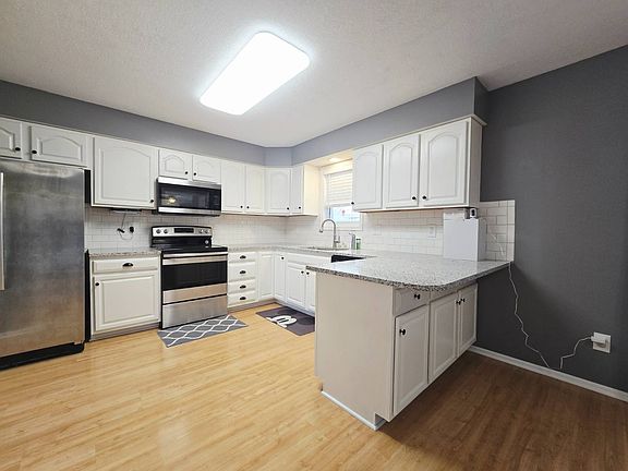 3rd image of 901 NW Cedarwood Dr