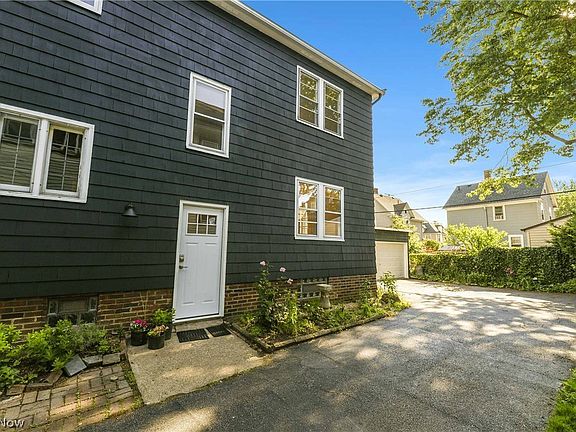 3rd image of 1567-1569 Parkwood Rd