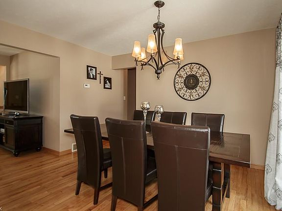 3rd image of 35525 Grovewood Dr