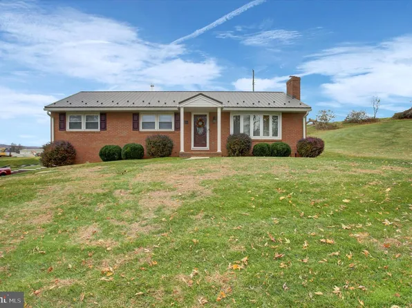 56 Field Cir, Chambersburg, PA 17202