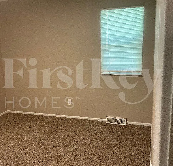 400 SW Keystone Ct — Photo 8