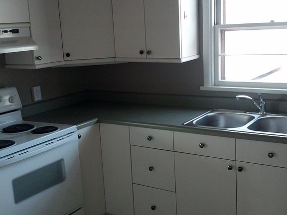 Nice Kitchen With Lot's Of Cabinet Space