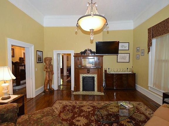 5th image of 206 N Gilmer St