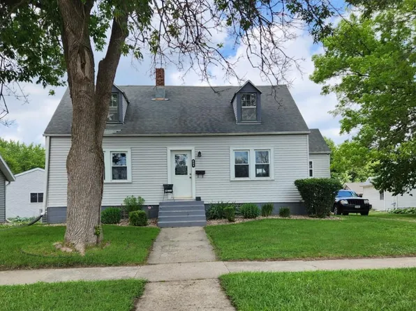 609 11th St, Sheldon, IA 51201