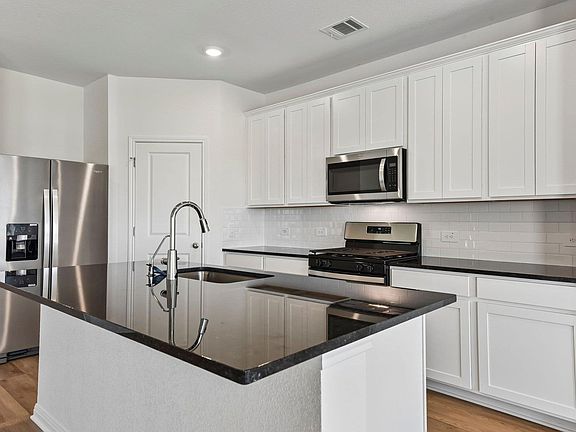 4th image of 104 Windbrook Dr
