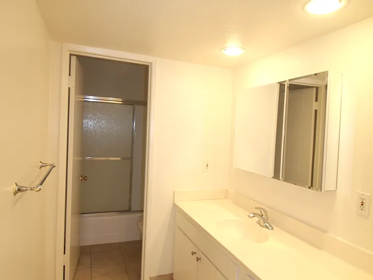 Nordhoff Apartments — Photo 8