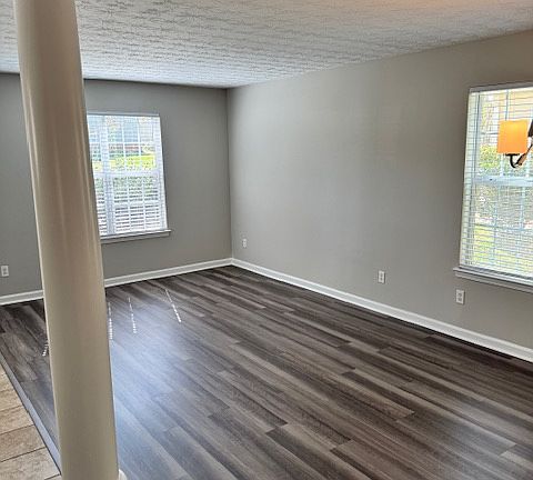 3rd image of 121 Avonwood Cir