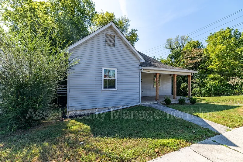 3 bed, 1.0 bath, 1022 sqft, $1,645 — Photo 3