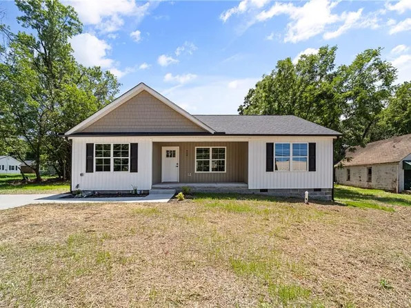 408 E Main St, Yadkinville, NC 27055