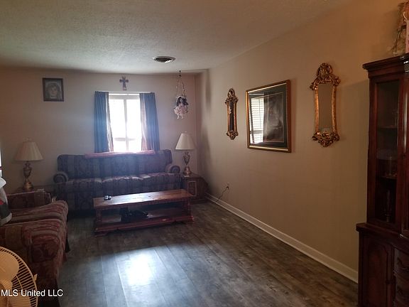 5th image of 903 Woodland Cv