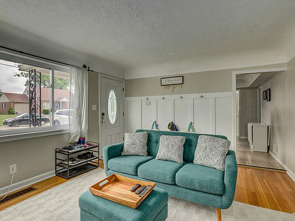 4th image of 21 Woodland Ave