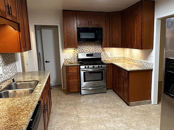 Large Kitchen with gas range/oven.