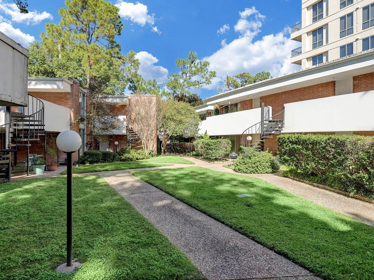 2 bed, 1.5 bath, 1140 sqft, $1,250 — Photo 1