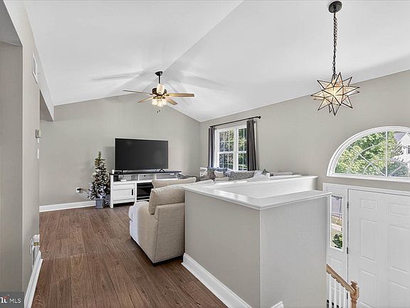 3rd image of 554 Mallard Dr