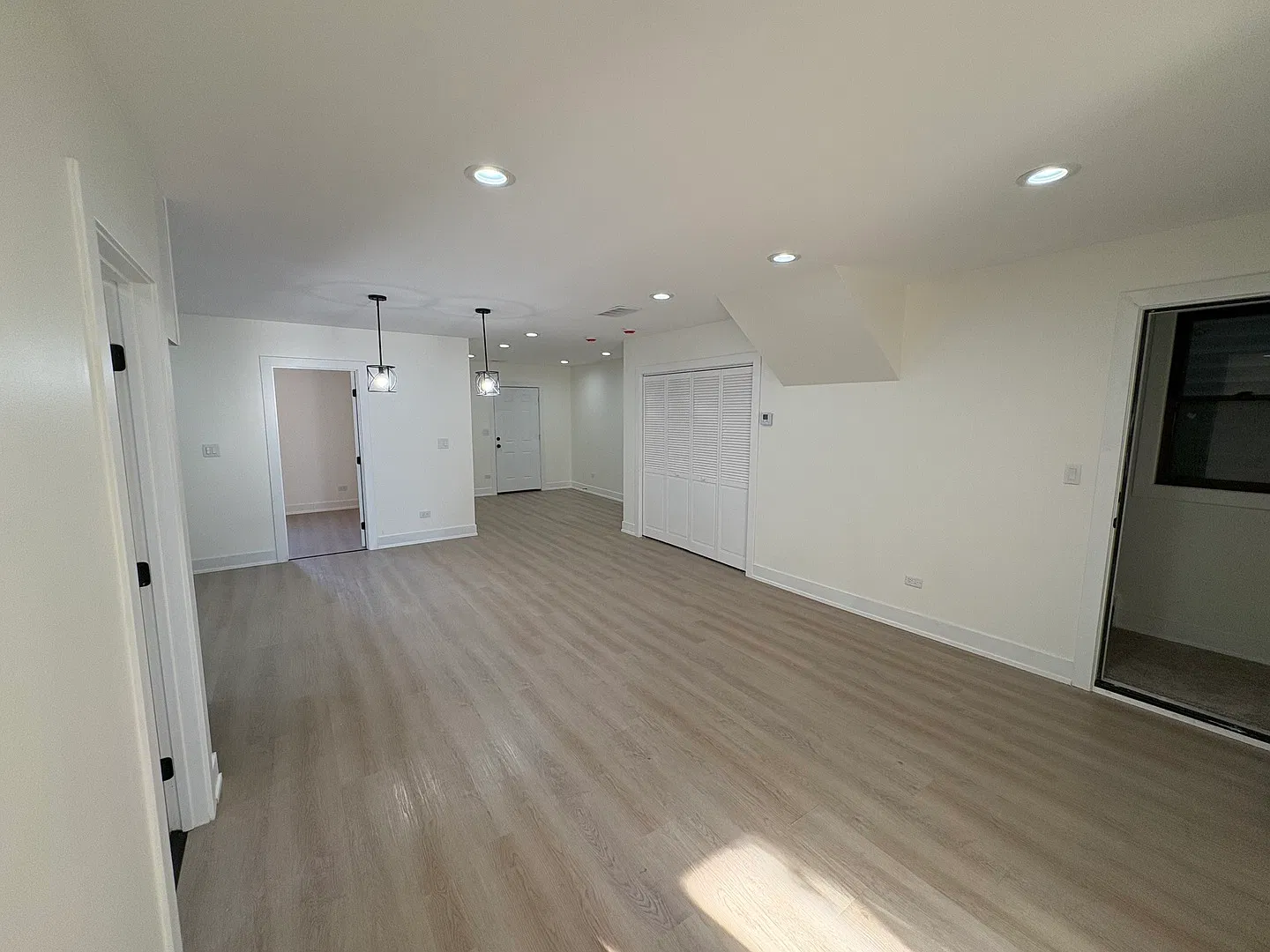 3 bed, 1100 sqft, $2,600 — Photo 3