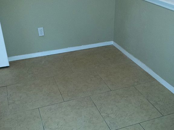 4th image of 405 Ellen Dr