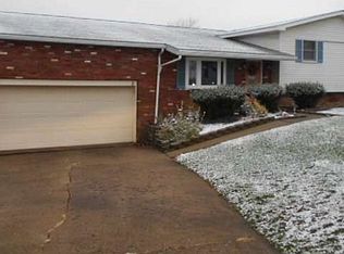 325 Snedeker Dr, Moundsville, WV 26041