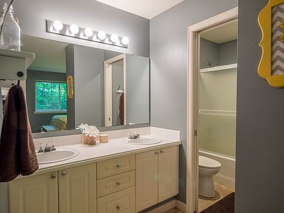 3rd image of 18505 SE Newport Way Unit B108