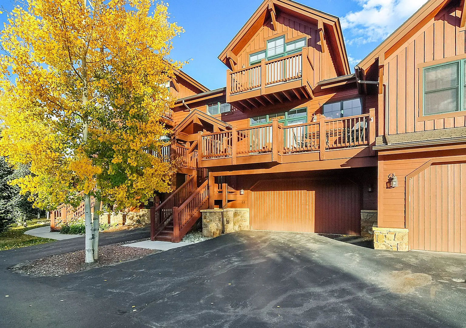 Beautiful townhome, ski shuttle, views, utilities included, pets negotiable, winter lease! Take a... — Photo 1