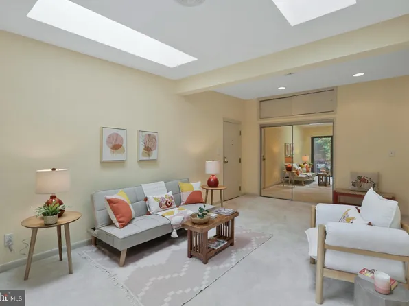 2702 Dartmouth Rd APT 10, Alexandria, VA 22314