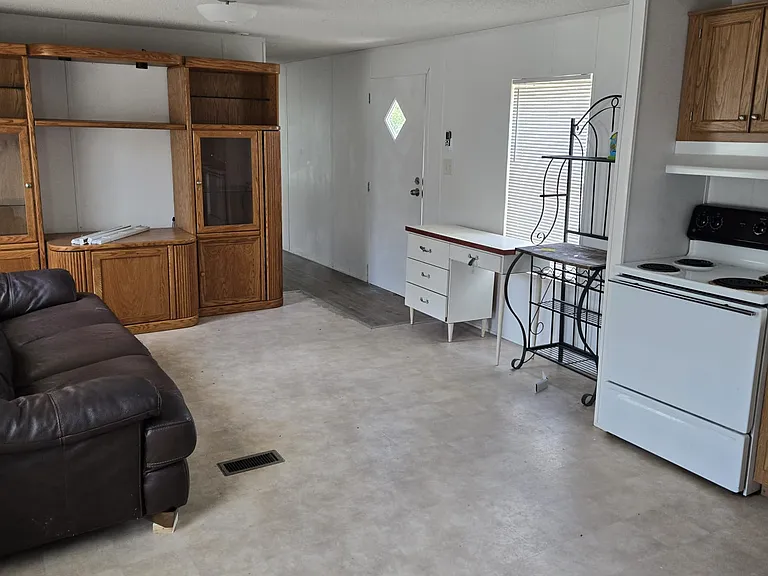 613 Anna Ave — Photo 3