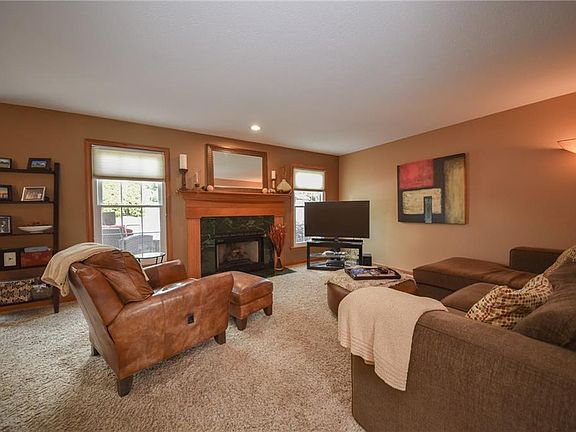 4th image of 243 Bridgehampton Dr