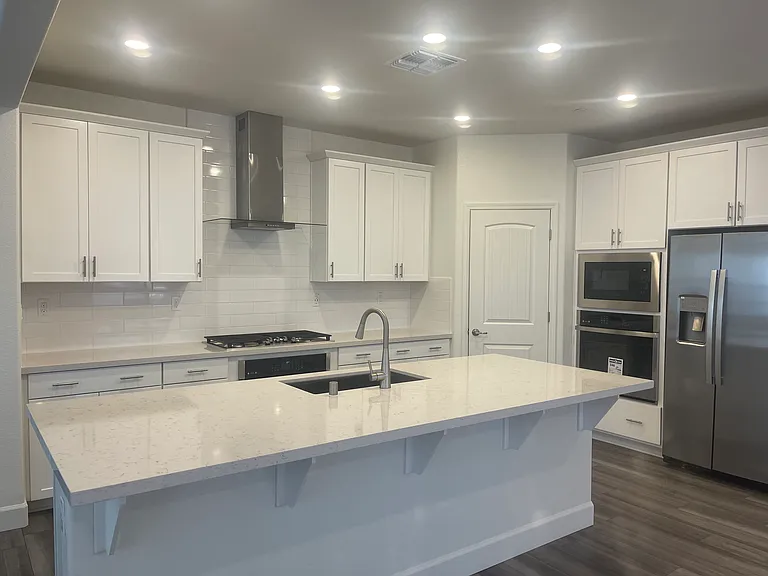 572 Knightsbridge Ct — Photo 2