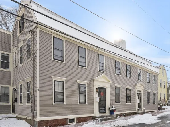 39 1/2 Boardman St #39H, Newburyport, MA 01950