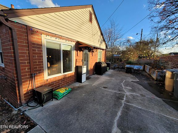 4th image of 518 Farragut Ave