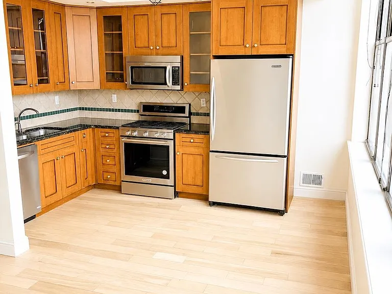 300 Communipaw Ave #302 — Photo 4