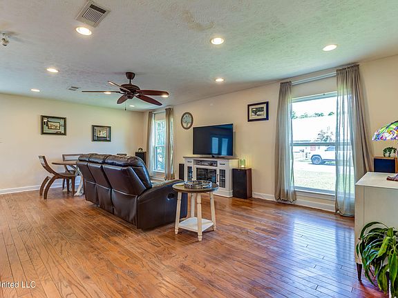 5th image of 109 Boggs Cir