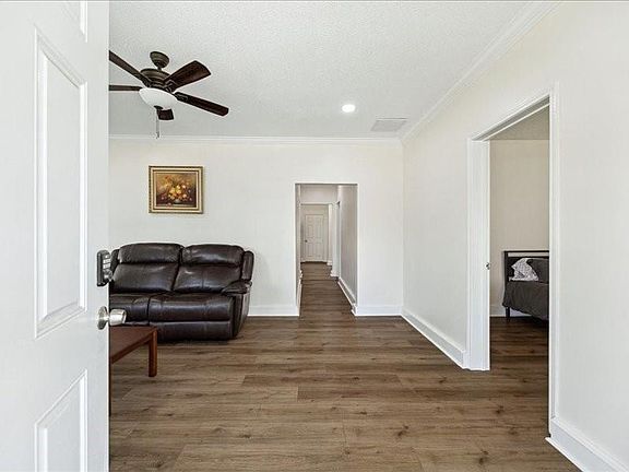 5th image of 1801 Hussion St