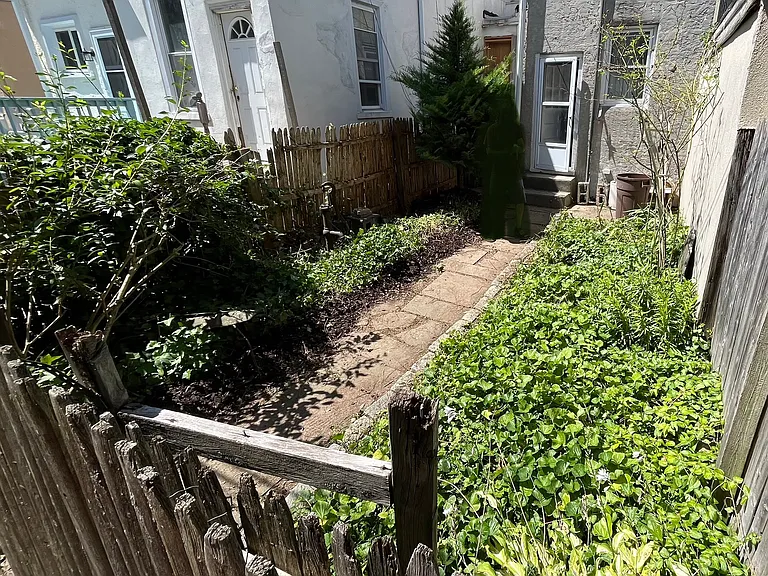 Woodbine Ave — Photo 10