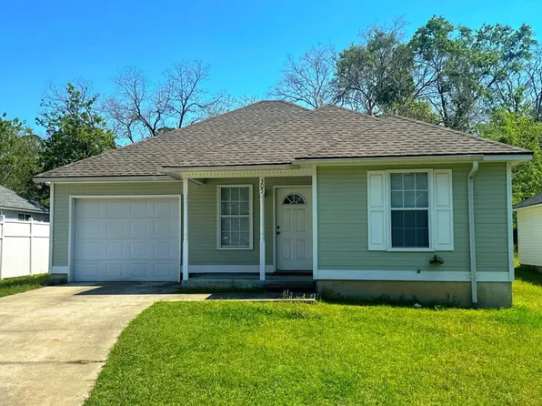 305 Barfield St, Hahira, GA 31632