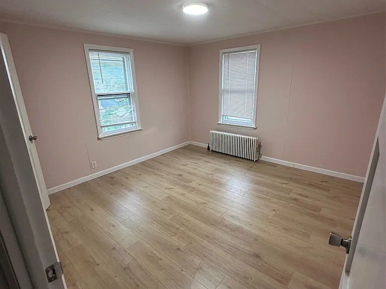 302 Squires Ave — Photo 9