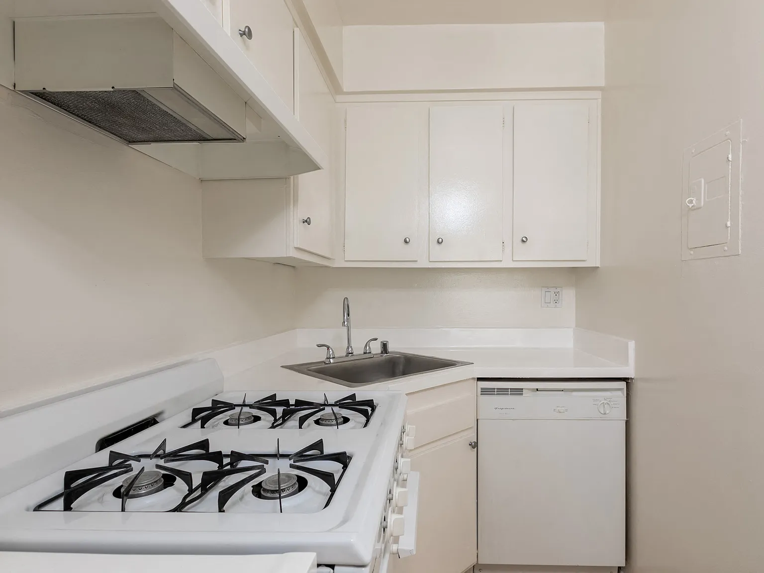 Wilshire Harvard Regency — Photo 1