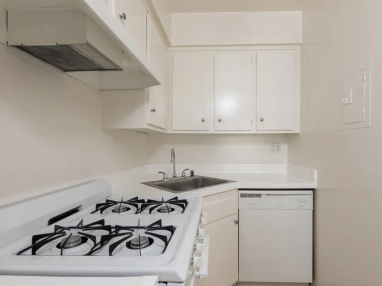 Wilshire Harvard Regency — Photo 1