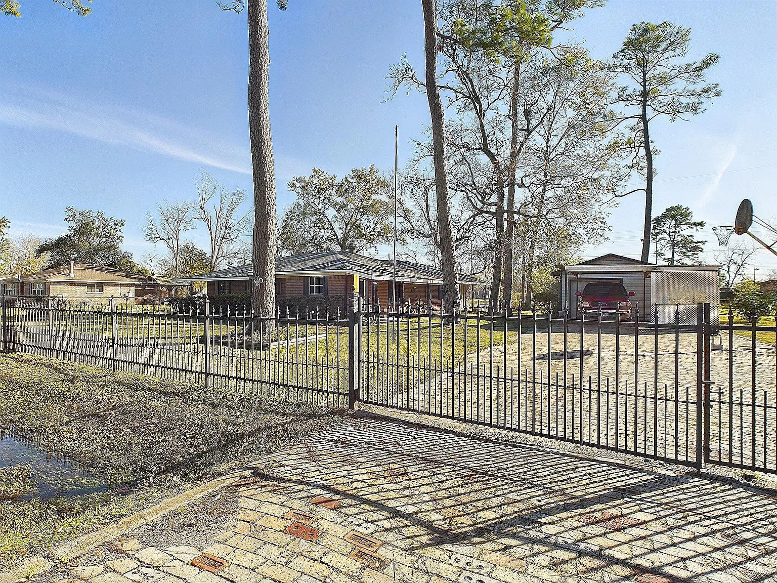 3 bed, 1.5 bath, 1469 sqft, $2,400 — Photo 4