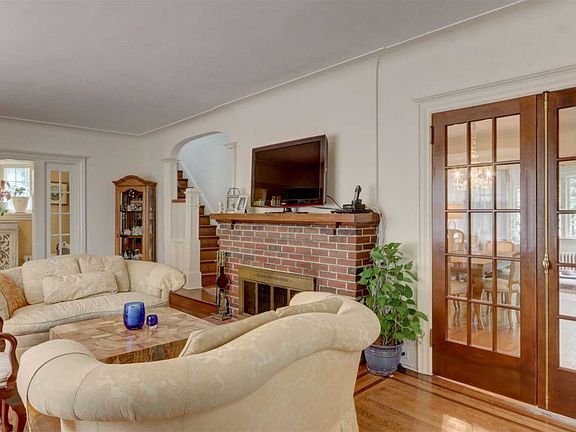 4th image of 545 N Village Ave