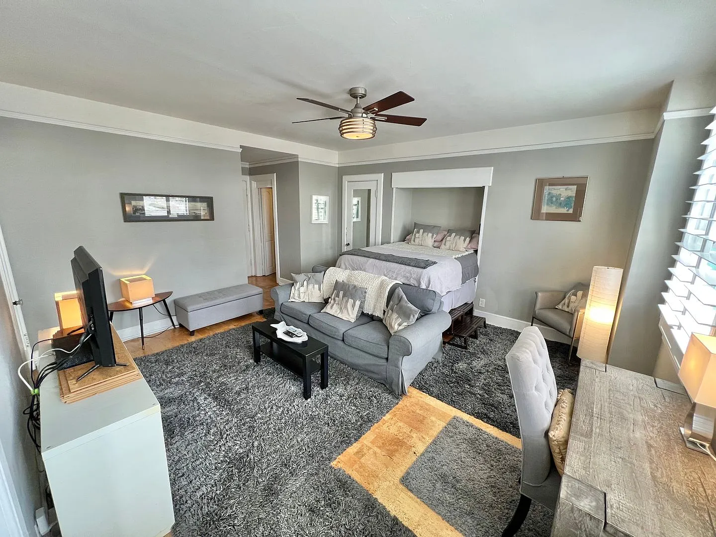 Chic Ocean-View Furnished Studio in a Historic Downtown Long Beach Building — Photo 2