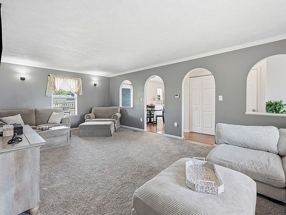 4th image of 711 Es Farms Dr