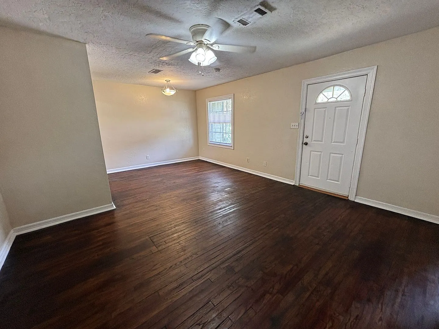 Lovely 4 Bedroom 1 Bath Home! — Photo 3