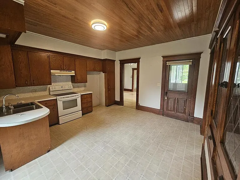 206 N State St — Photo 3