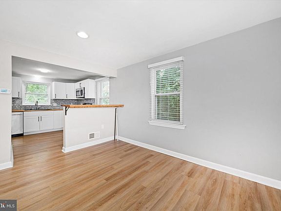 4th image of 710 S College Ave