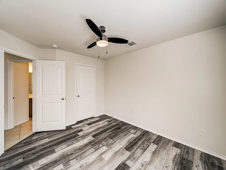 1110 Mercury Dr — Photo 29