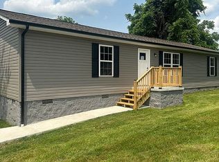 912 W 1st St, Livingston, TN 38570