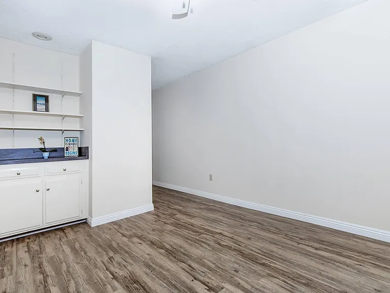 Riviera Vista Apartments — Photo 19