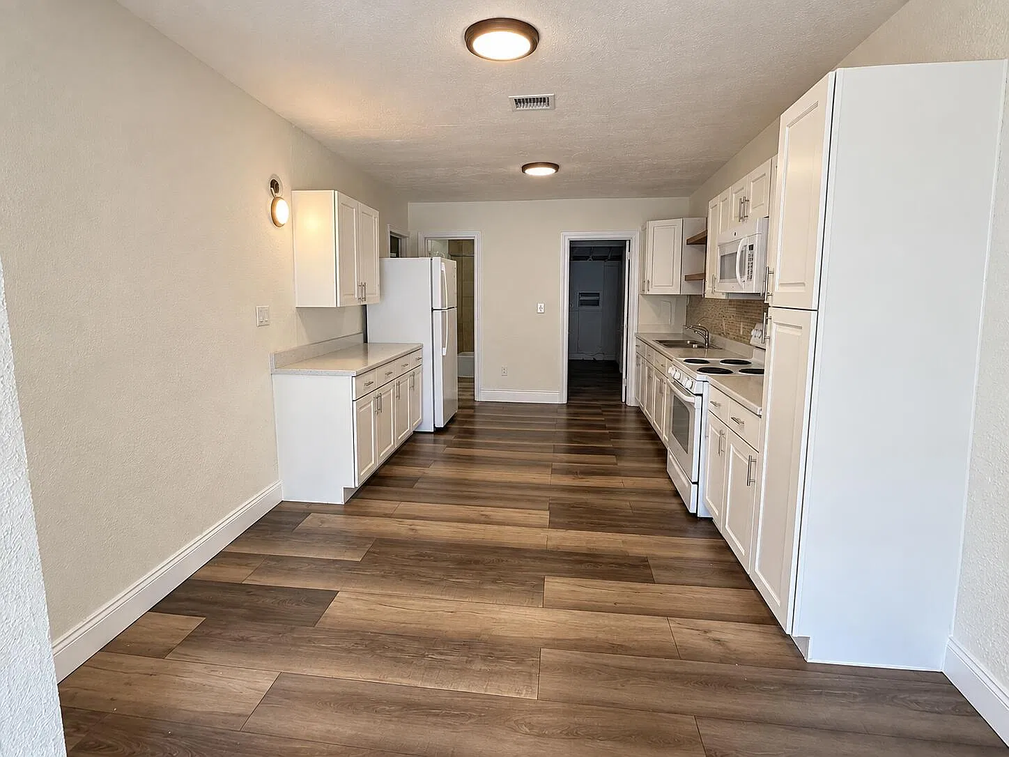 3 bed, 1.0 bath, 1191 sqft, $2,095 — Photo 2